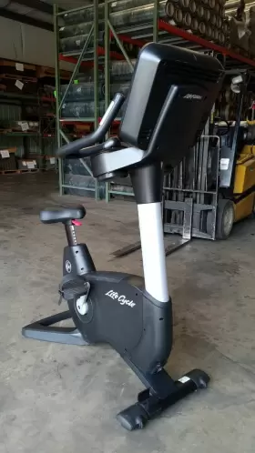 95cs Life Fitness Discover Se3 Series Upright Cycle - Used