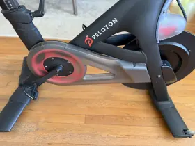 Pltn-rb1vq Peloton 1566f Bike 21.5 Inch Hd Touch Screen Black Mat And Acrylic Desk Included #2