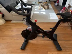 Pltn-rb1vq Peloton 1566f Bike 21.5 Inch Hd Touch Screen Black Mat And Acrylic Desk Included