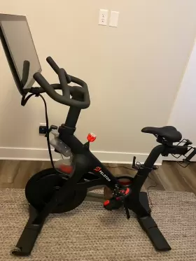 Pltn-rb1vo-2 Peloton Bike Excellent Condition
