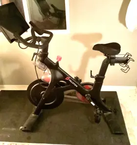 R2103pl01143683 Peloton Stationary Bike Excellent Condition