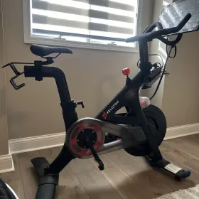 R2105pl01229955 Peloton Bike