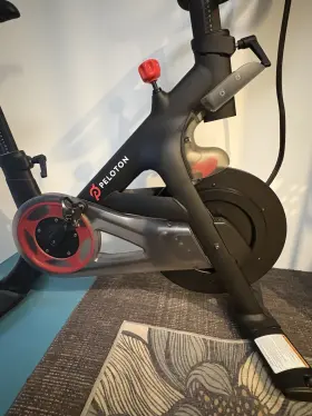 Peloton T1912pl01284439 Aerobic Training Cycle Exercise Bike Adjustable Seat Black Red T1912pl0