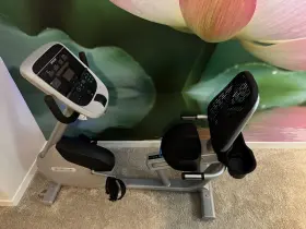 600-18 Precor Rbk 685 Recumbent Bike With 15 Inch P62 Touchscreen Console