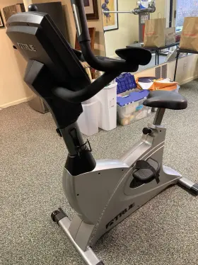 Lc900 True Fitness Trufitness Upright Bicycle Exercise Bike With Adjustable Seat
